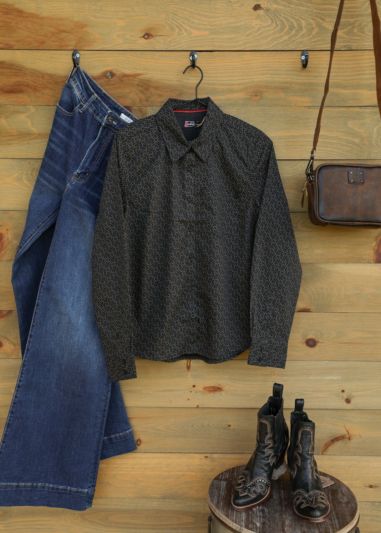 Black Horseshoe Top-Shirts-Crooked Horn Company, Online Women's Fashion Boutique in San Tan Valley, Arizona 85140